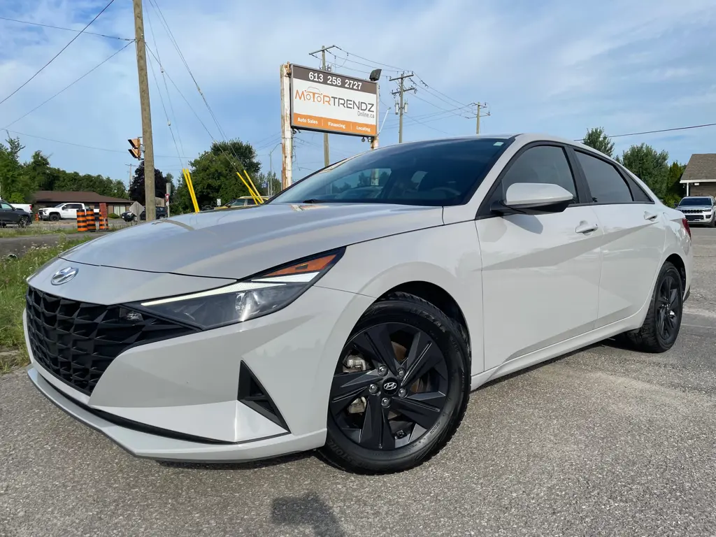 2022 Hyundai Elantra Preferred w/Sun & Tech Pkg